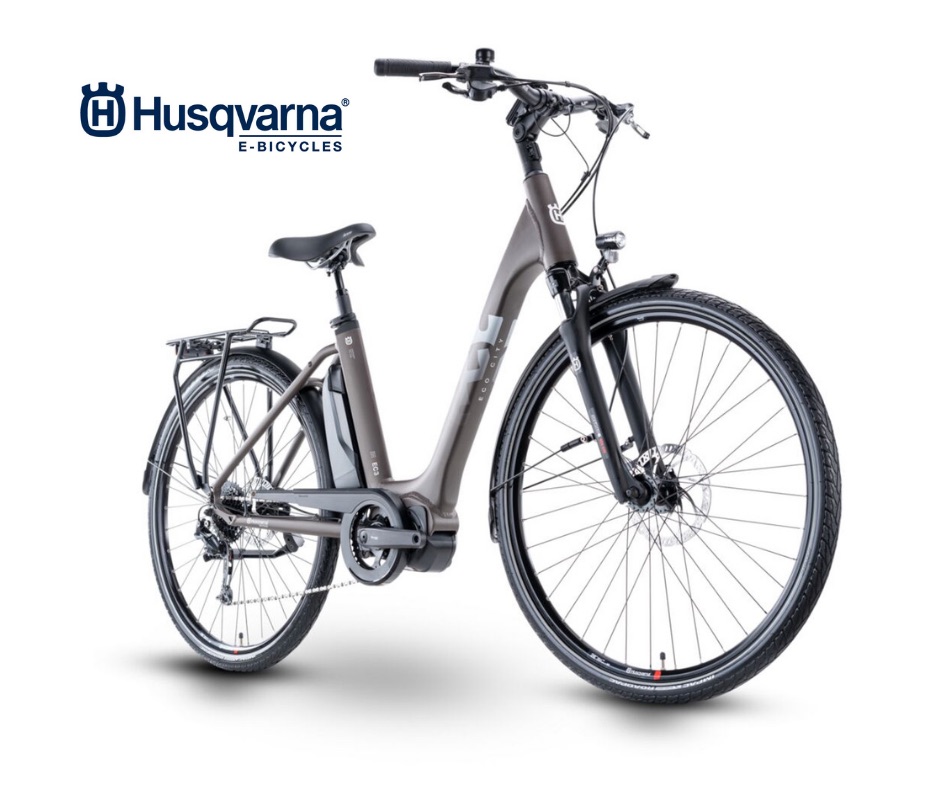 Gagner un VAE (vélo à assistance électrique) Husqvarna en participant à la tombola Husqvarna Eco City 33 lors du salon du VAE organisé à Quimper en Cornouailles, Région Bretagne, par l'entreprise de vente de vélos en boutique et en ligne Vélozen, est une opportunité excitante et gratifiante, qui vous permettra de profiter des nombreux avantages offerts par ce type de vélo. 
Pour participer à la tombola Husqvarna Eco City 33 et avoir une chance de gagner un VAE Husqvarna, rendez-vous au salon du VAE organisé à Quimper par Vélozen. Sur place, vous remplir des billets de tombola, et ainsi participer au tirage au sort qui désignera le gagnant du VAE Eco City 33 Husqvarna.
En participant à cette tombola, vous soutenez également l'initiative Husqvarna Eco City 33, qui vise à promouvoir la mobilité urbaine durable et à réduire l'impact environnemental des déplacements en ville. Cette initiative s'inscrit dans la démarche plus globale de développement durable et de transition écologique menée par la Région Bretagne et ses partenaires. En cas de gain, vous pourrez profiter d'un VAE Husqvarna de qualité, qui offre un excellent compromis entre performance, confort et design. Les VAE Husqvarna sont équipés de moteurs puissants et silencieux, de batteries de grande capacité, et de composants haut de gamme, qui garantissent une expérience de conduite agréable et efficace sur tous les types de terrain. Gagner un VAE Husqvarna en participant à la tombola Husqvarna Eco City 33 lors du salon du VAE organisé à Quimper par Vélozen, le samedi 13 avril 2024, est une opportunité excitante et gratifiante, qui vous permettra de profiter des nombreux avantages offerts par ce type de vélo, tout en soutenant une initiative de mobilité urbaine durable. Pour participer à la tombola, rendez-vous au salon du VAE organisé par Vélozen à Quimper et tentez votre chance pour gagner un VAE Husqvarna.